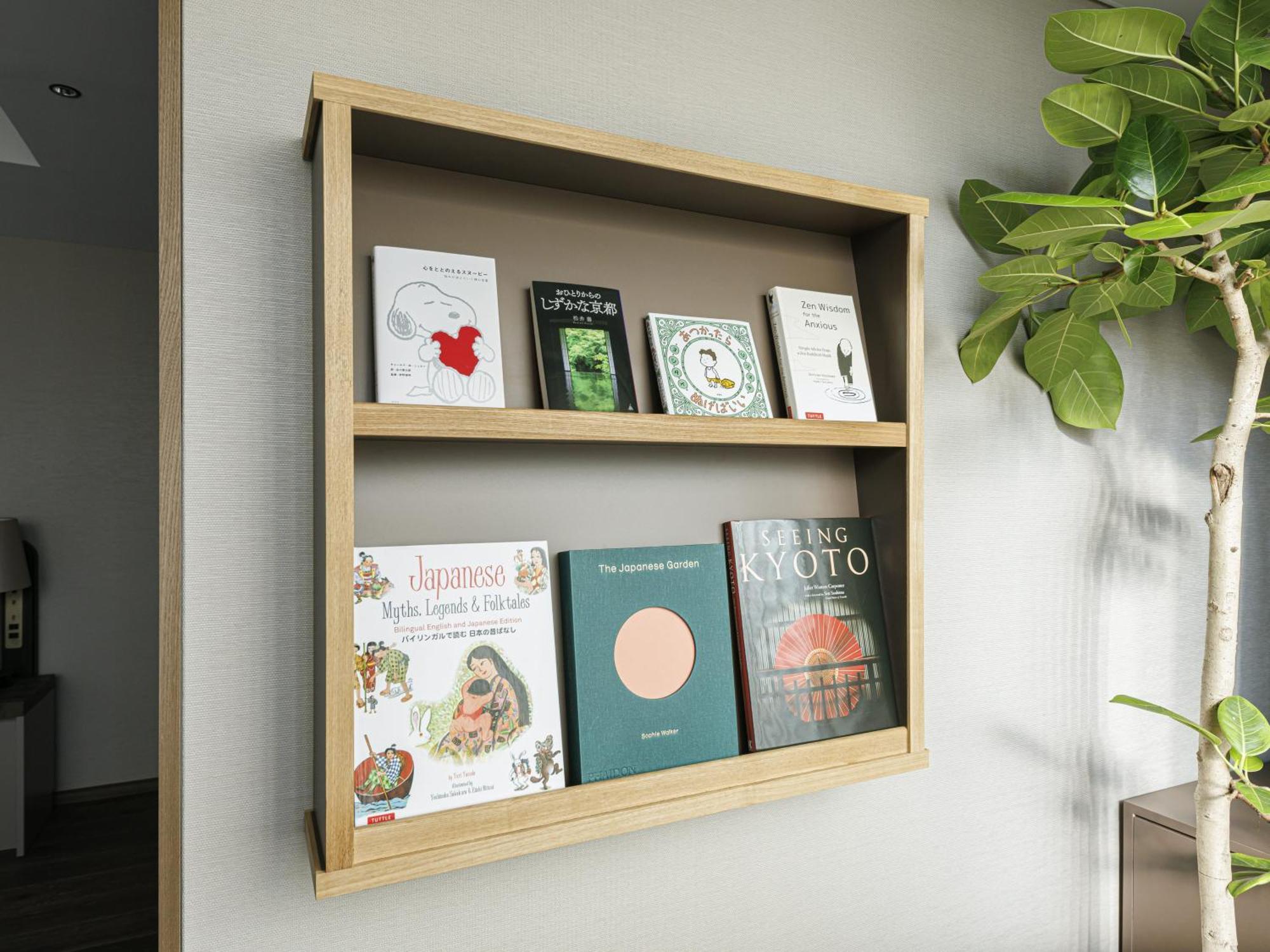 Good Nature Hotel Kioto Pokój zdjęcie A wall-mounted bookshelf