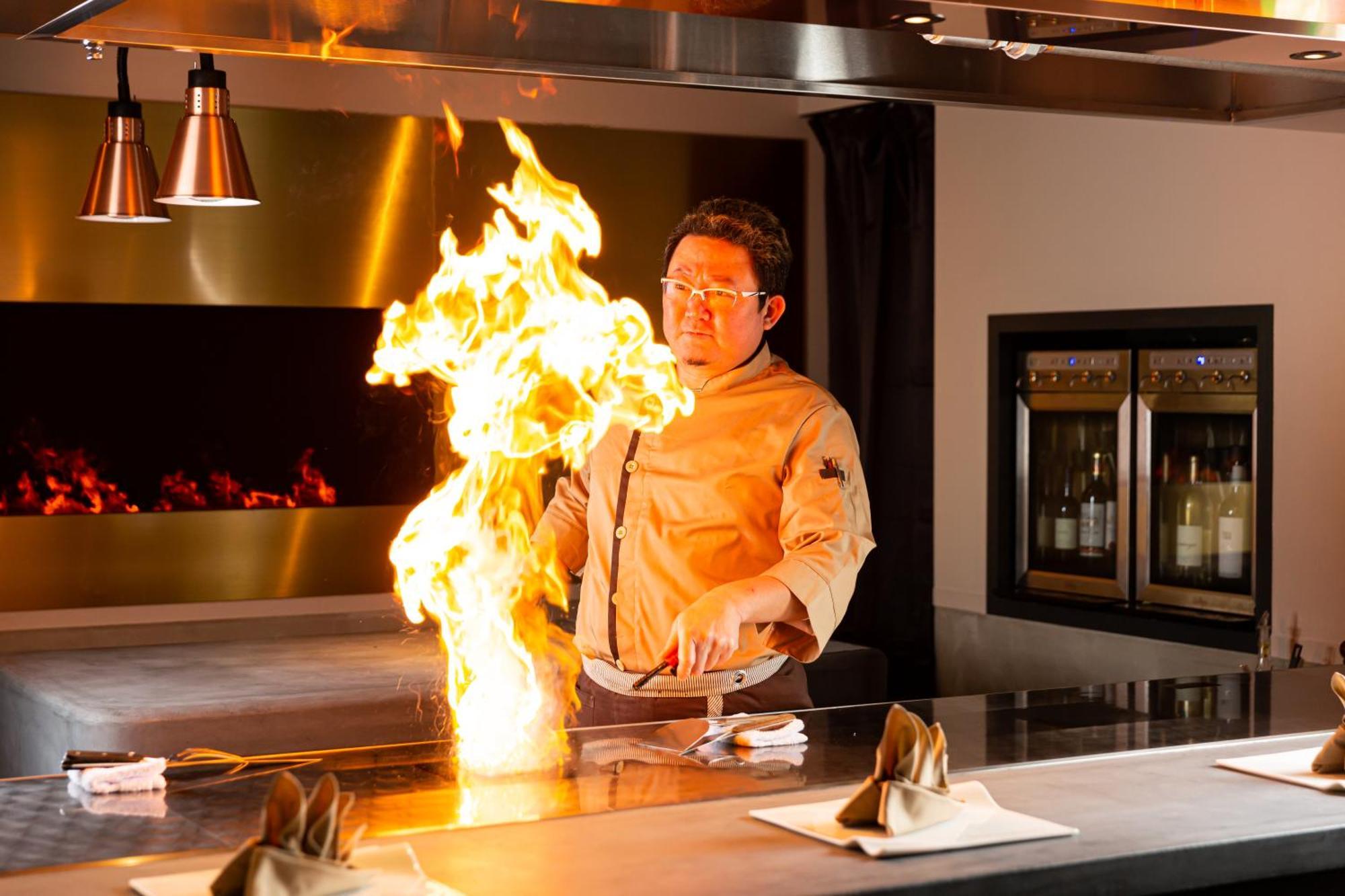 Good Nature Hotel Kioto Zewnętrze zdjęcie A chef cooking with a flaming torch