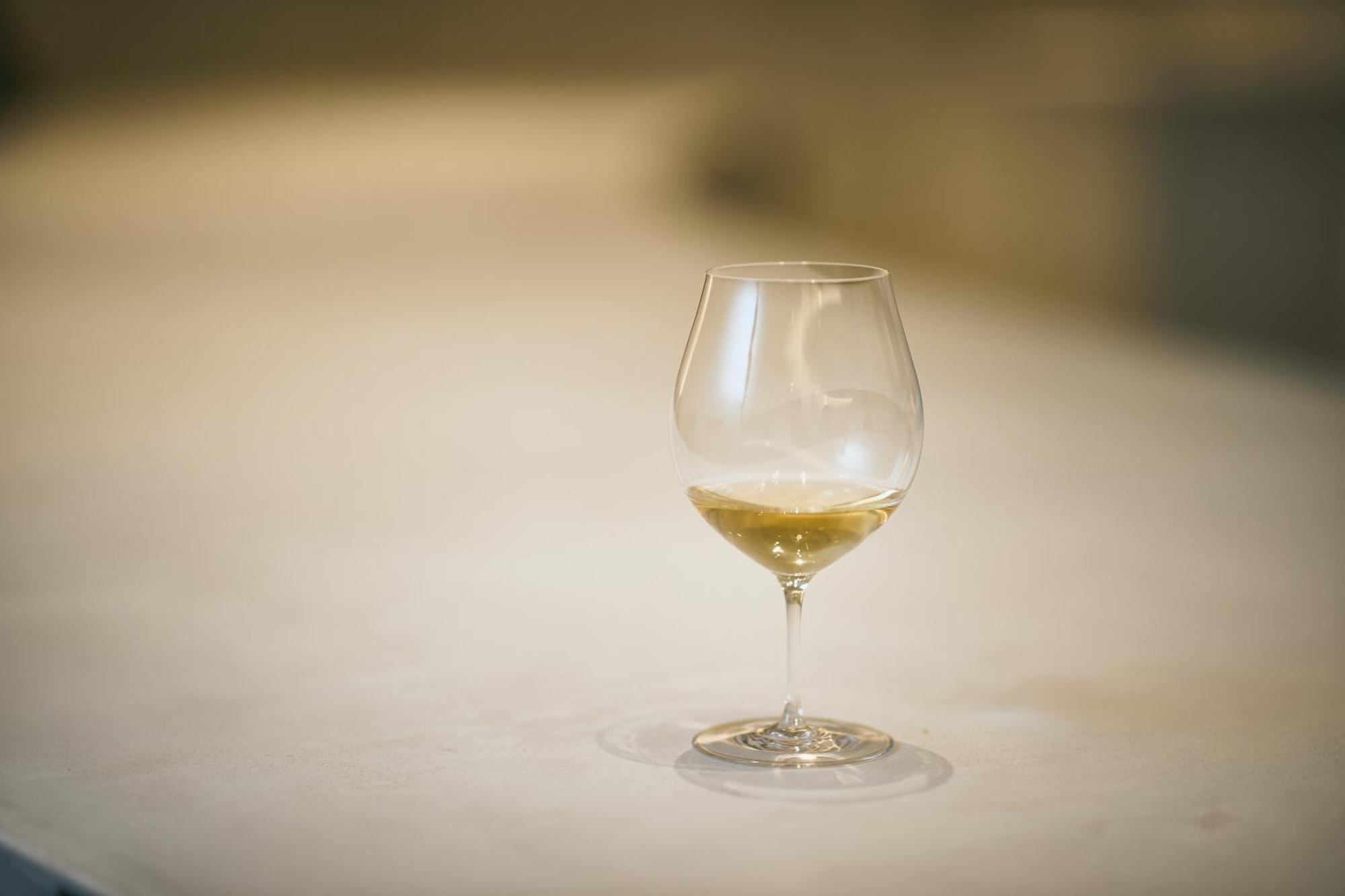 Good Nature Hotel Kioto Zewnętrze zdjęcie A glass of white wine
